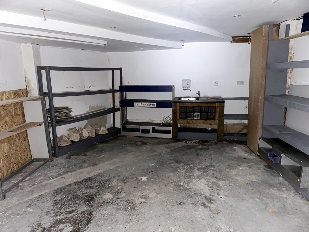 Lot: 40 - VACANT COMMERCIAL UNIT ON HIGH STREET -